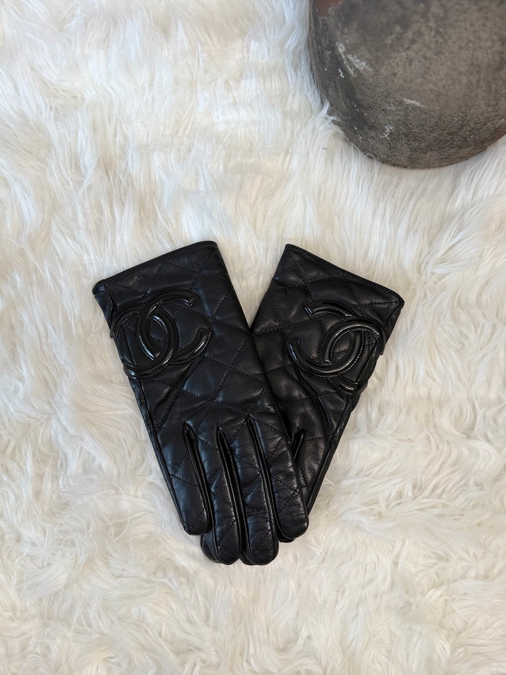 CHANEL LAMBSKIN LEATHER QUILTED GLOVES INTERLOCKING CC LOGO